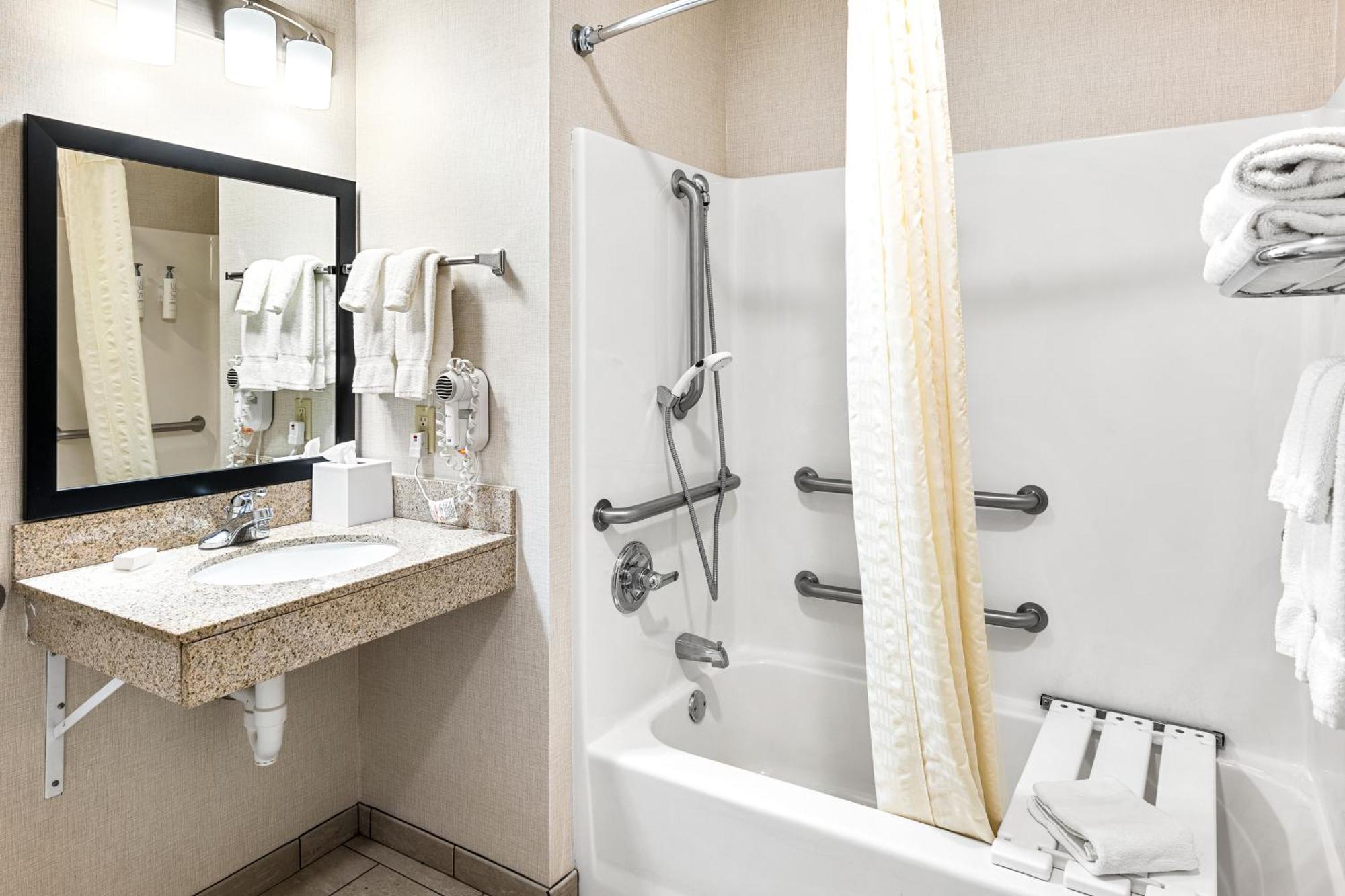 Boarders Inn & Suites By Cobblestone Hotels - Shawano Экстерьер фото
