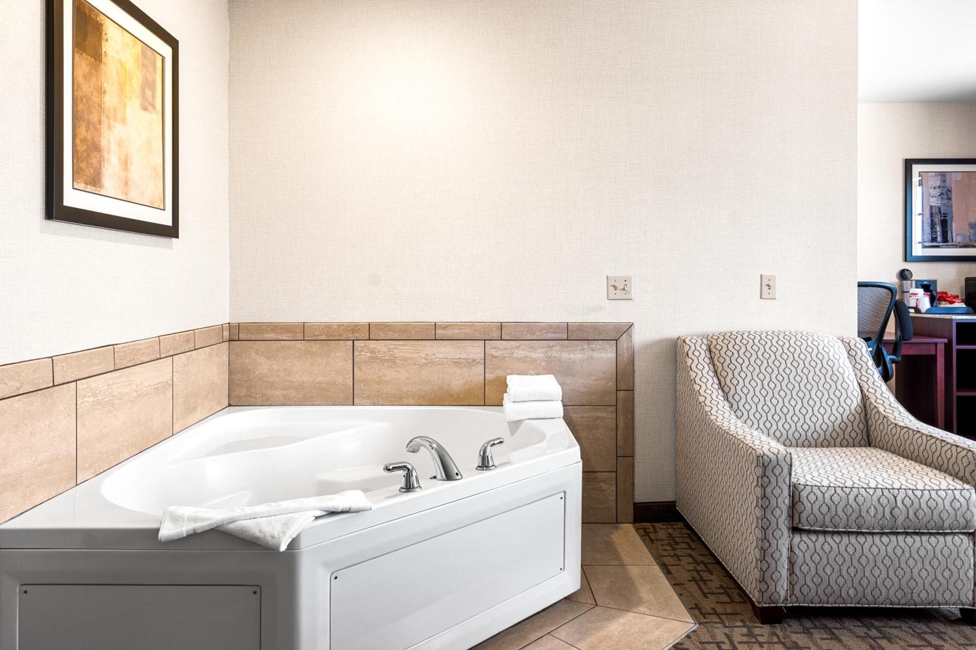 Boarders Inn & Suites By Cobblestone Hotels - Shawano Экстерьер фото