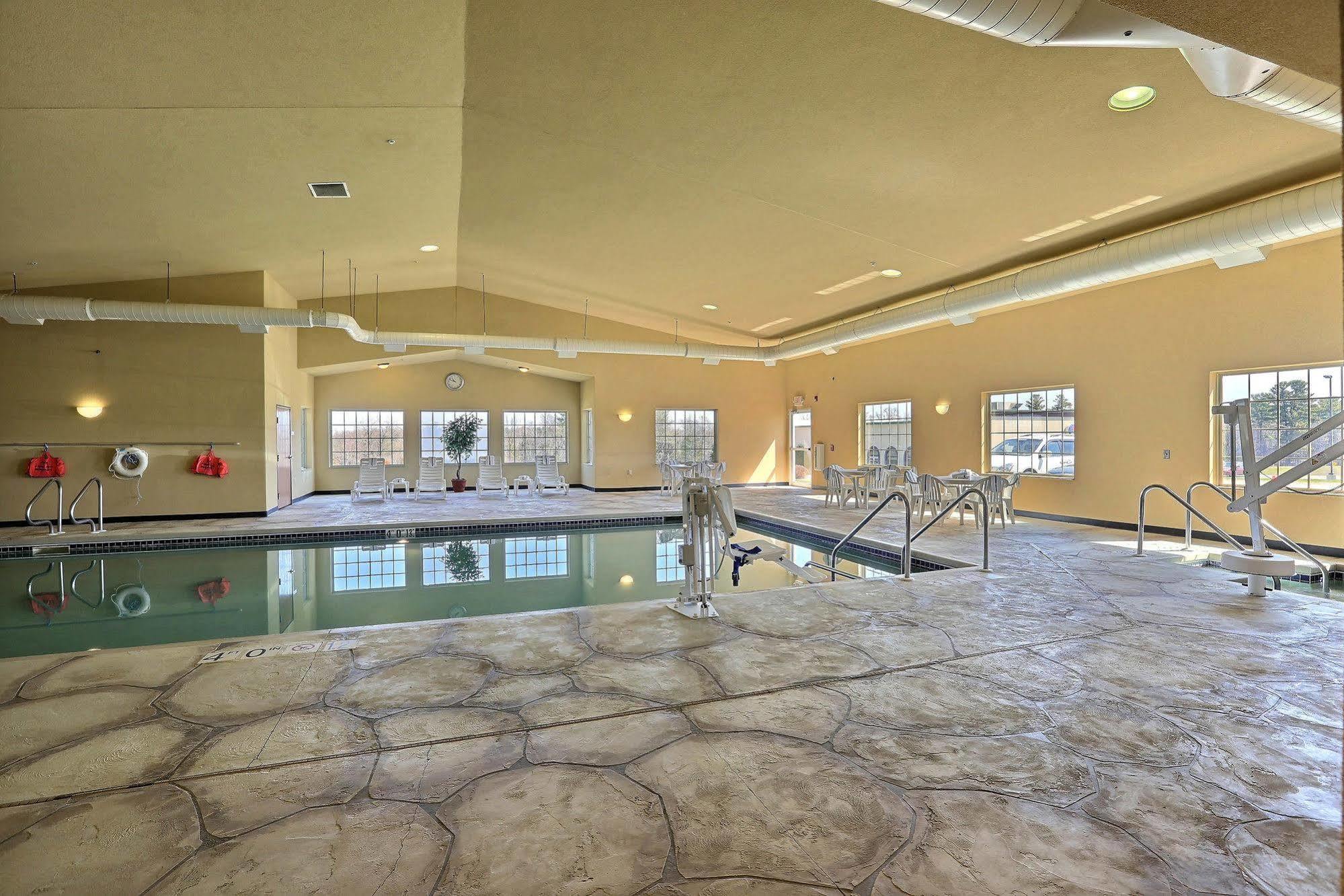 Boarders Inn & Suites By Cobblestone Hotels - Shawano Экстерьер фото