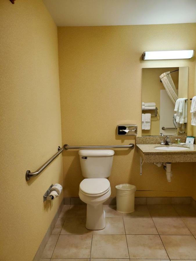 Boarders Inn & Suites By Cobblestone Hotels - Shawano Экстерьер фото